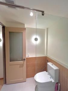 Slaap36 5BR Home with Parking, Walk to BTS Ari