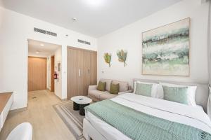 Modern Studio, Swimming Pool, Balcony, and Close to Burj Khalifa