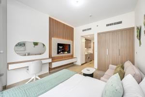 Modern Studio, Swimming Pool, Balcony, and Close to Burj Khalifa