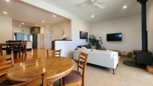Blue Mountains Spacious 4BR Cottage with Fireplace Fully Fenced Pet Friendly Single Room suite