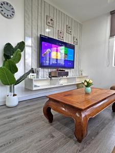 Arena Lobak Villa Retreat, Spacious Stay with Billiards, Karaoke, BBQ