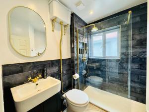 4 Bedroom House - Hot Tub - BBQ - Beach - Garden - Cinema - Parking