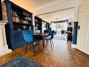 4 Bedroom House - Hot Tub - BBQ - Beach - Garden - Cinema - Parking