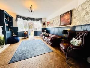 4 Bedroom House - Hot Tub - BBQ - Beach - Garden - Cinema - Parking