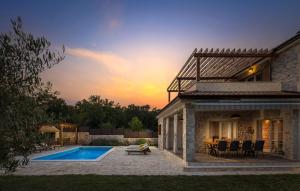 Villa LuLu kamena villa s maslinikom otok Krk Dobrinj selo Gostinjac 