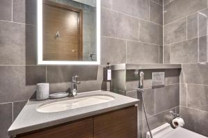 STAY BY LATINEM Luxury 1BR Holiday Home CB 2701 Near Burj Khalifa