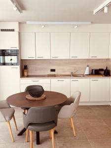 Christina's 2bed-First floor 4 MIN FROM BEACH