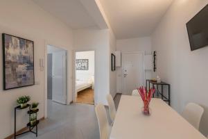 Pecchio1 - Windows on the City - B Home