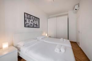 Pecchio1 - Windows on the City - B Home