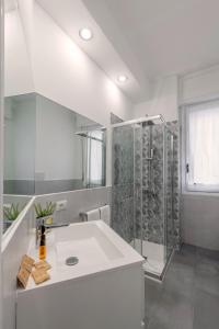 Pecchio1 - Windows on the City - B Home