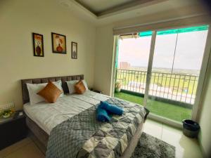 Friendly Stays - Best Balcony in High Rise Building