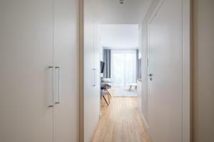 Krasiński Garden Deluxe Studio by BookingHost