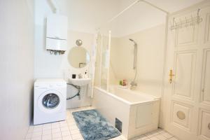 Spacious stylish designed 3 Bedroom Apartment near Naschmarkt and city center