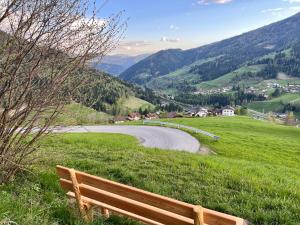 Stellplatz mit Aussicht auf Bergbauernhof