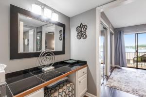 Tranquil Retreat: Pool & Lake