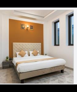 Hotel Season Couple friendly Rooms Best Hotel Pitampura metro station