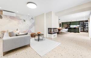 Awesome Home In Gajana