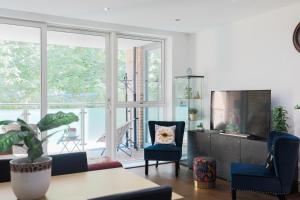 Pass the Keys Stylish Designer Balcony Apartment in Kew