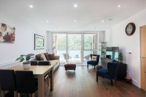 Pass the Keys Stylish Designer Balcony Apartment in Kew