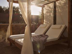 Ilision Stone Tower - Private Heart-Shaped Pool