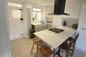 Looe Cottage - Seaside views log fire sleeps 4