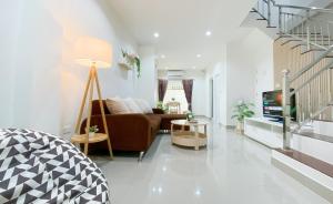 Near Night Market, 7e, Free Parking