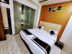 Hotel Season Couple friendly Rooms Best Hotel Pitampura metro station