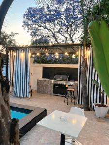 Vale Boutique 9bdr Villa with Outdoor Cinema,2 Jacuzzis & Event Hall