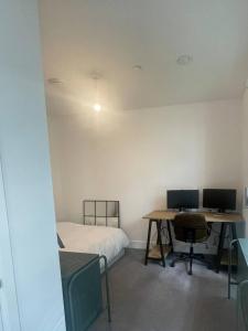 Bright Private ROOM in a newly built apartment at Elephant Park