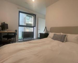 Bright Private ROOM in a newly built apartment at Elephant Park