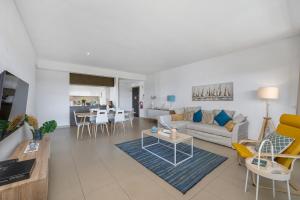 Pool & Close to Beach - Parking, AC & WiFi