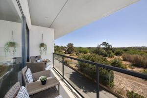 Pool & Close to Beach - Parking, AC & WiFi