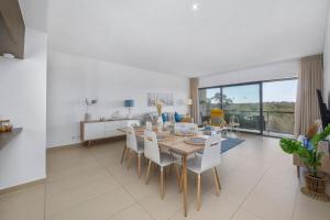 Pool & Close to Beach - Parking, AC & WiFi