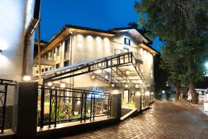 Hanric by Eight Continents, Ikshana Luxe