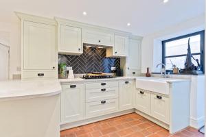 Coastal Home in Mumbles with Garden & WiFi