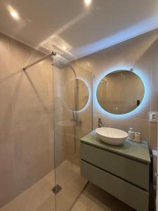 Beautiful apartment, shopping walk