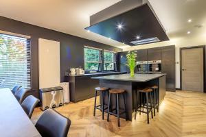 FAMILY FRIENDLY, HOT TUB, Fire Pit, Spacious & Modern