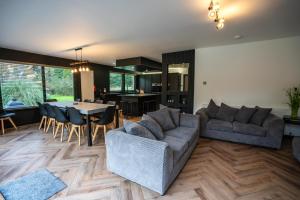 FAMILY FRIENDLY, HOT TUB, Fire Pit, Spacious & Modern