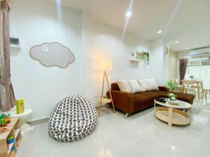 Near Night Market, 7e, Free Parking