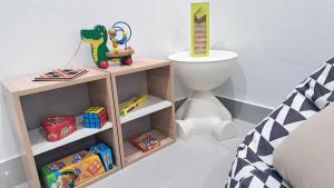 Near Night Market, 7e, Free Parking