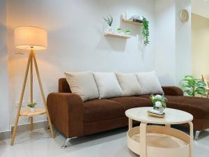 Near Night Market, 7e, Free Parking