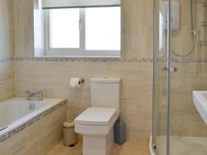 Amazing Cottage In Filey With 3 Bedrooms And Wifi