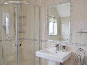 Amazing Cottage In Filey With 3 Bedrooms And Wifi