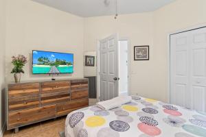 25 min from parks, pool heater, 10 person townhouse