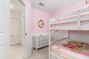 25 min from parks, pool heater, 10 person townhouse