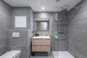 Alpe dHuez Houses - Chez Côme, Nid douillet dans résidence Spa 5 étoiles, skis au pied, avec vue et jardin