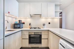 STAY BY LATINEM Luxury 2BR Plus Study Holiday Home CB 3312 Near Burj Khalifa