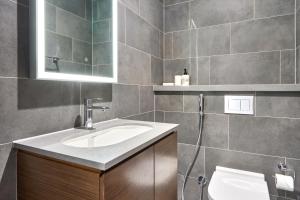 STAY BY LATINEM Luxury 2BR Plus Study Holiday Home CB 3312 Near Burj Khalifa