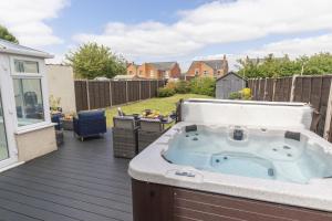 4 Bedroom Home with Hot Tub near Gloucester City