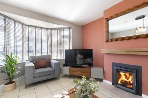 4 Bedroom Home with Hot Tub near Gloucester City